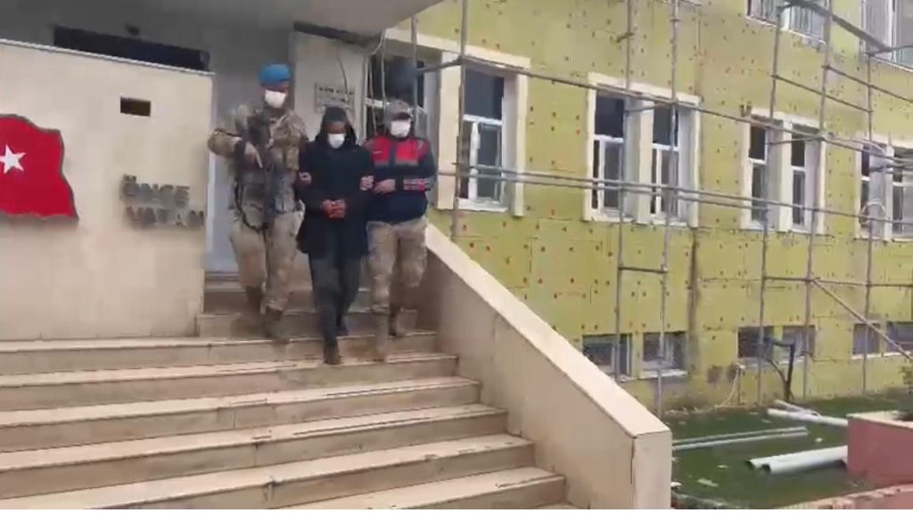ŞANLIURFA – 34’er yıl hapis cezası bulunan 2 firari evlerinde yakalandı