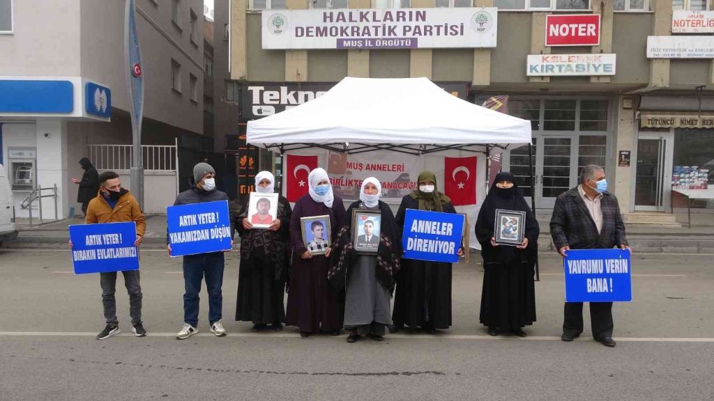 Acılı ailelerin dondurucu soğukta evlat nöbeti