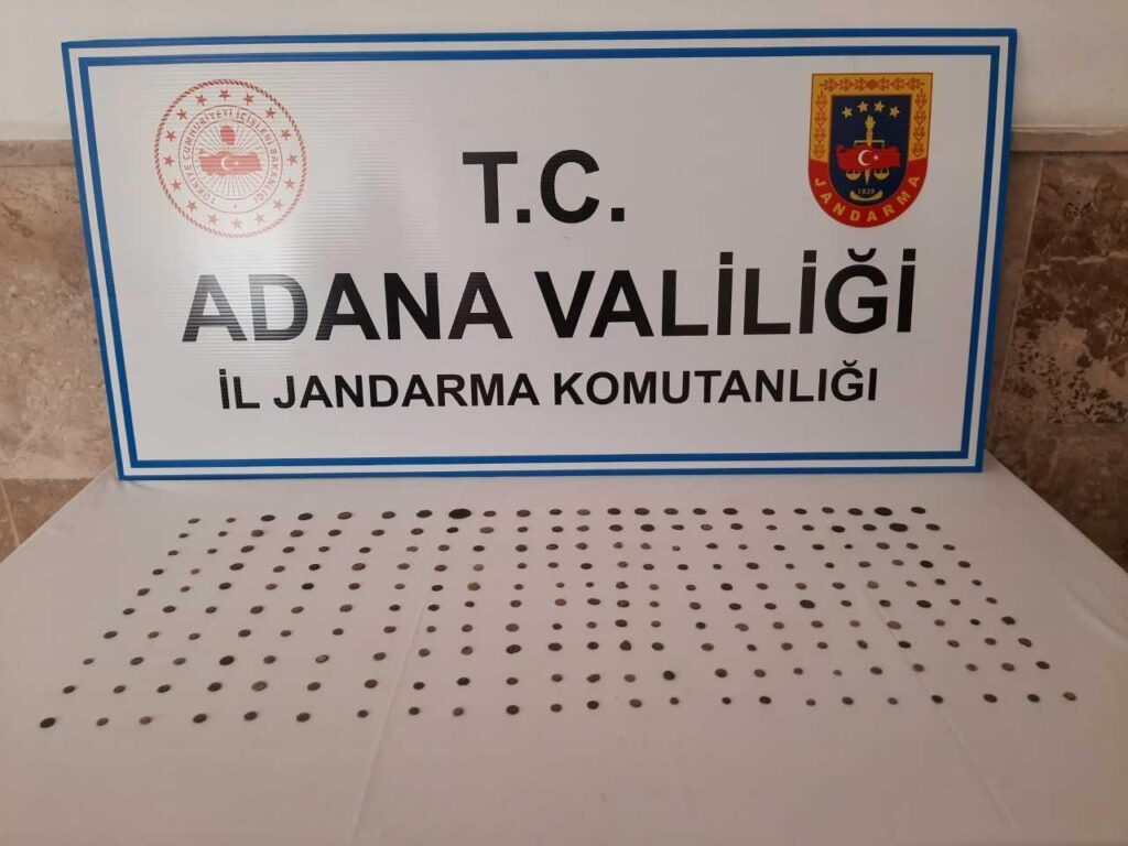 Adana’da düzenlenen tarihi eser operasyonunda 233 sikke ele geçirildi
