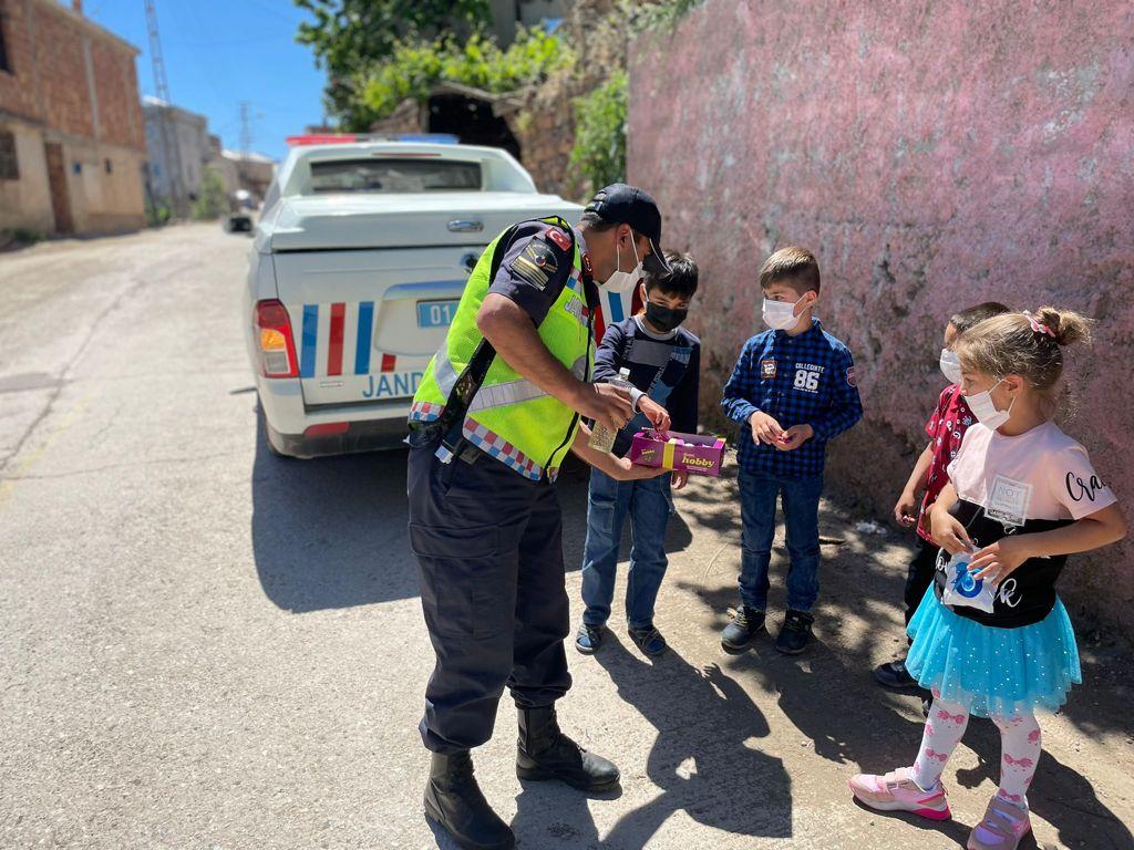 Adana’da jandarmadan Ramazan Bayramı’nda “şekerli” denetim