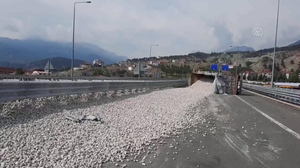 Adana’da otoyolda devrilen çakıl yüklü tırın sürücüsü yaralandı