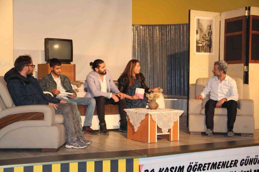 Ağrı’da “Ömür Boyu Öğretmen” konulu tiyatro oyunu sahnelendi
