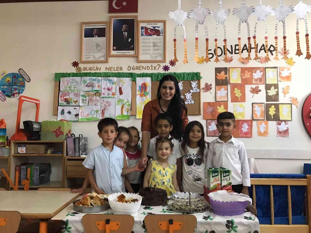 Çalıkuşu Özlem öğretmen, fedakarlıkla görevini yapıyor