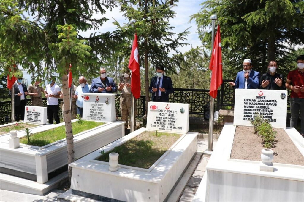 Ahlatlı şehit Murat Sarıgül kabri başında anıldı