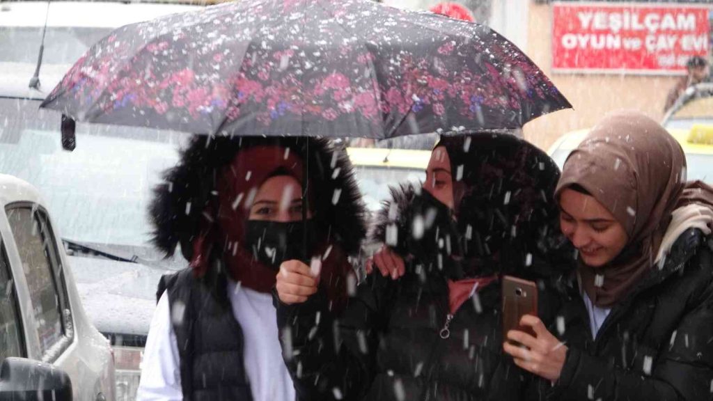 Ardahan yağan karla beyaza büründü