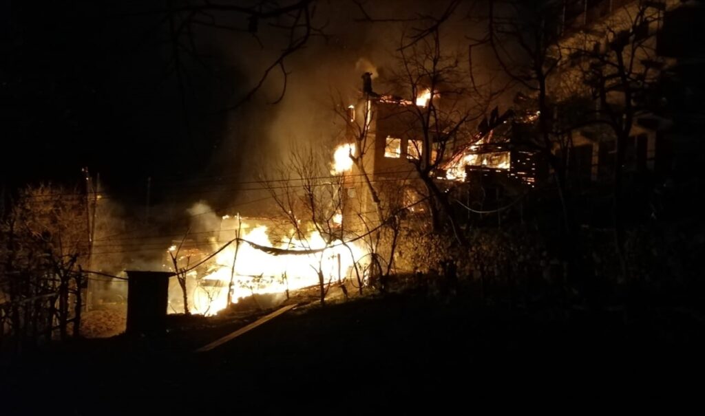 Artvin’de çıkan yangında ilk belirlemelere göre 3 ev yandı