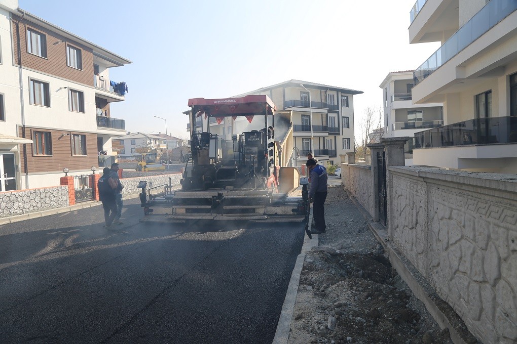 Asfalt çalışmaları devam ediyor