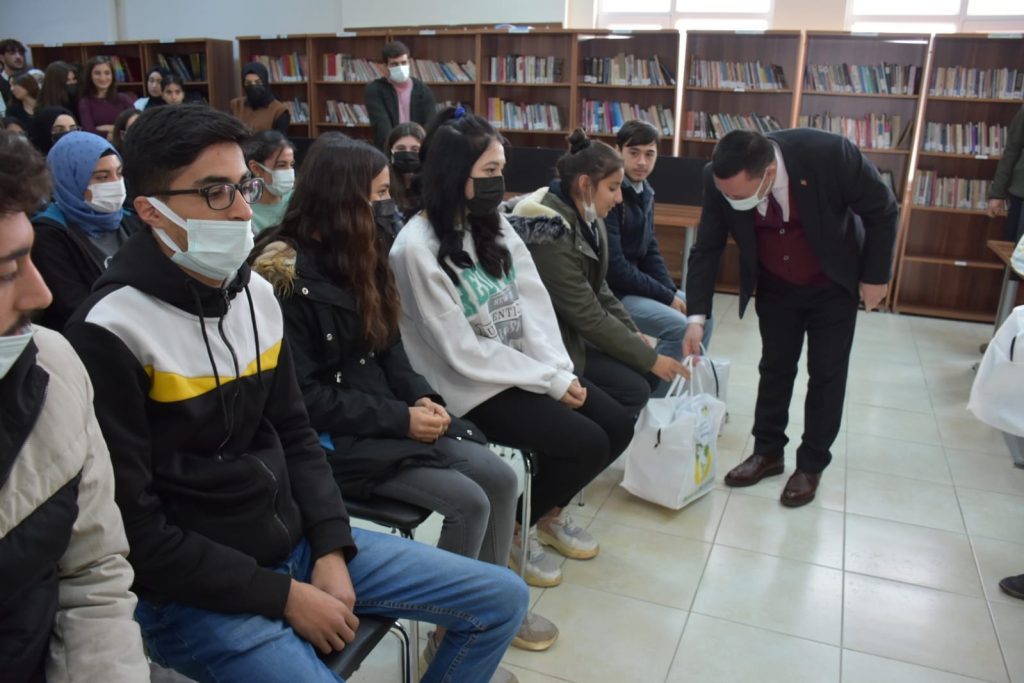 Bağlar belediyesinden üniversite adaylarına ücretsiz eğitim seti