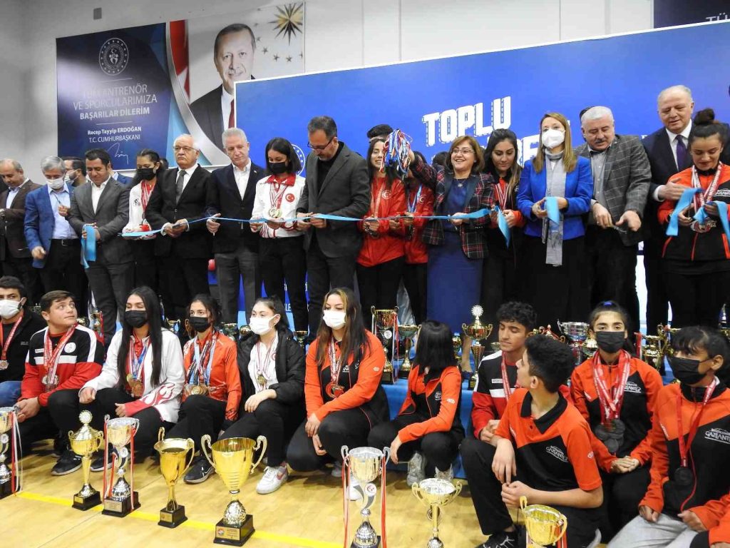 GAZİANTEP – Bakan Kasapoğlu 9 spor tesisinin açılışını yaptı