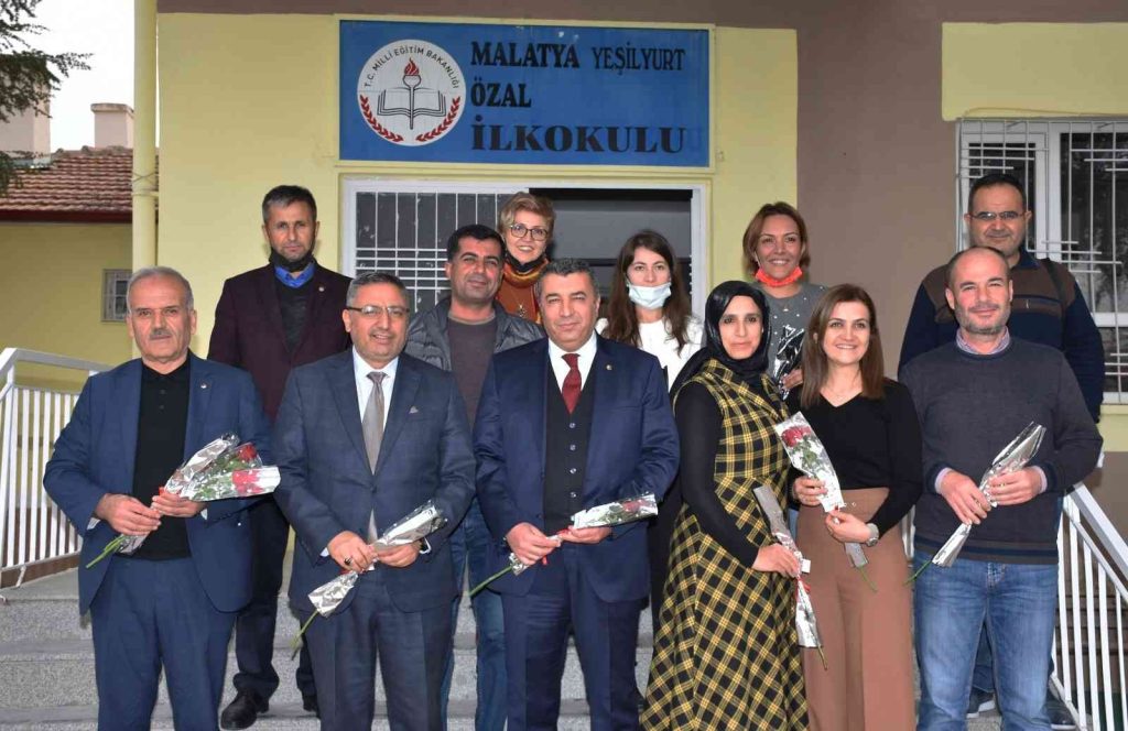 Başkan Özcan’dan öğretmenlere çiçek