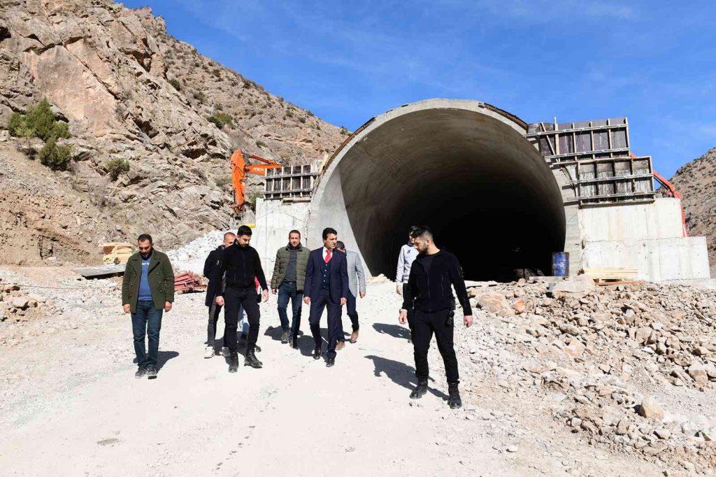 Başkan Şeylan, ‘çığ tüneli’ inşaatında incelemelerde bulundu