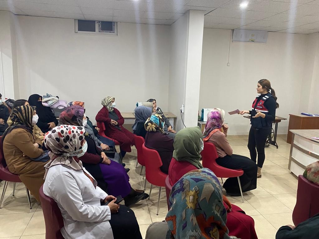 Bingöl’de jandarma personeline ve kadınlara KADES uygulaması tanıtıldı