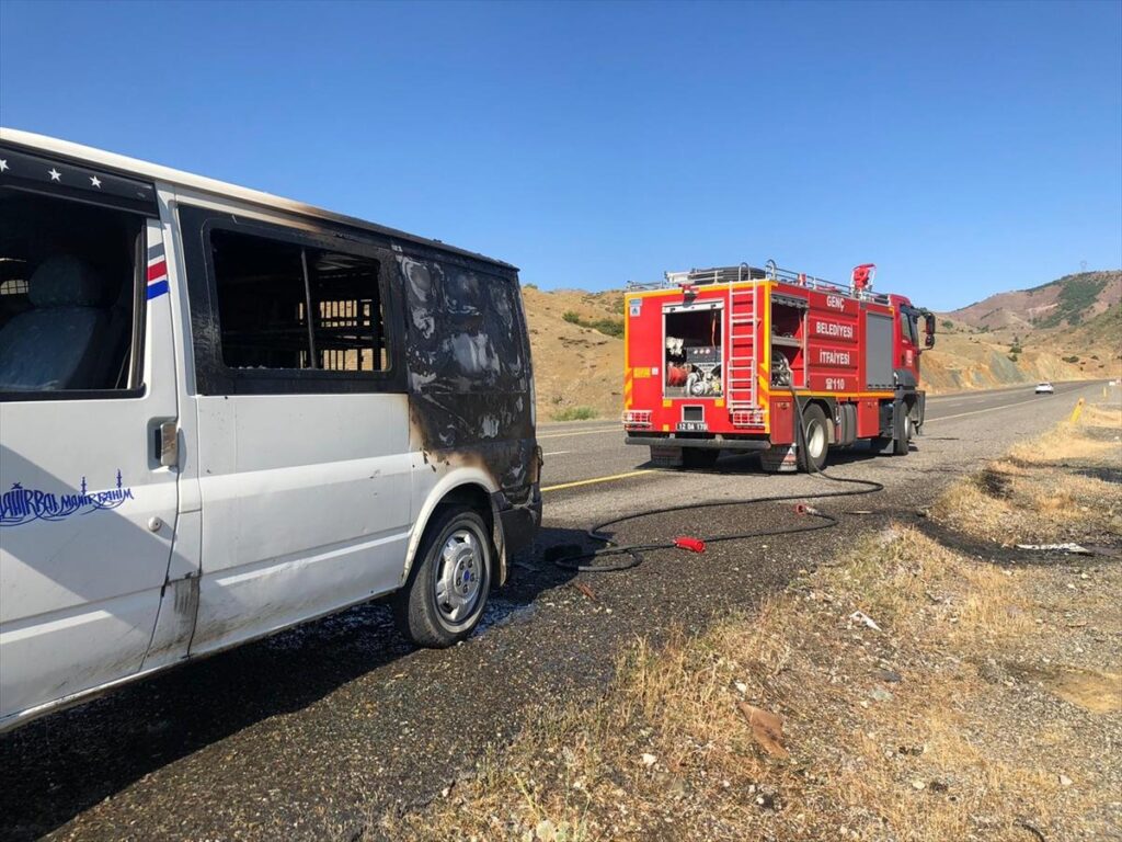 Bingöl’de seyir halindeki minibüs yandı