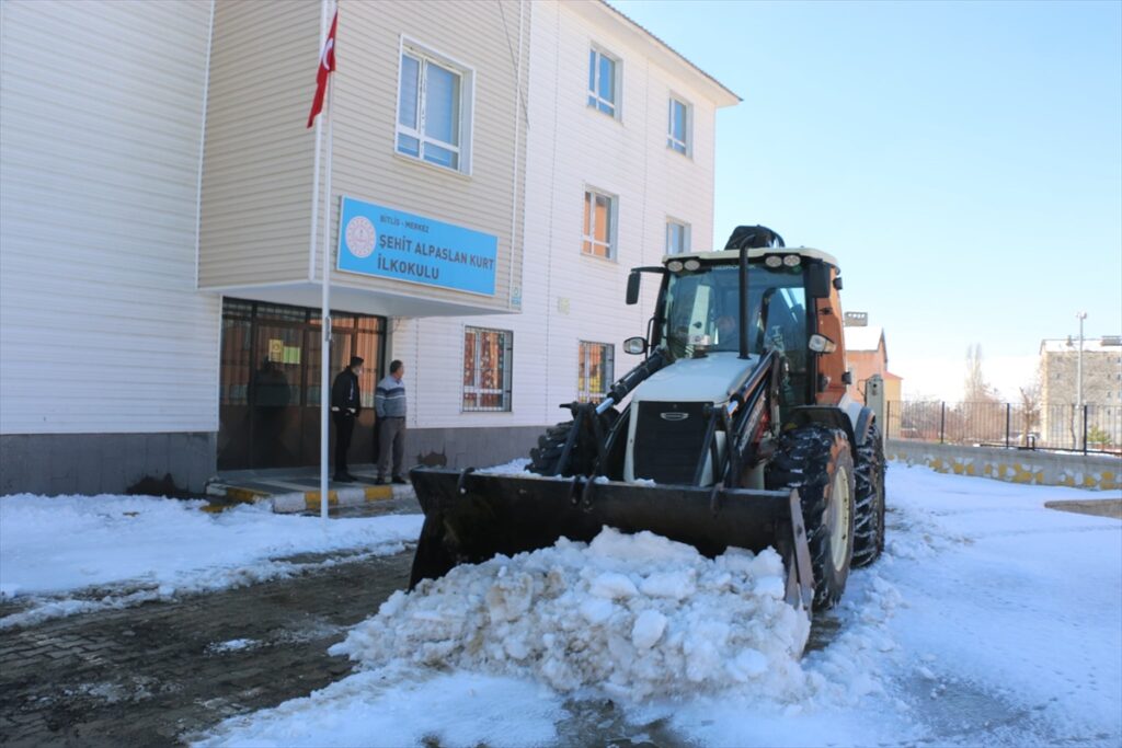 Bitlis’te okul bahçelerindeki karlar temizlendi