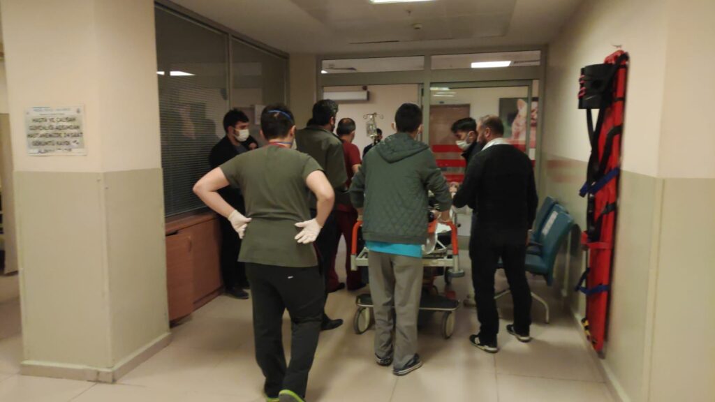 Bursa’da inşaat halindeki binada oyun oynarken merdiven boşluğuna düşen çocuk yaralandı