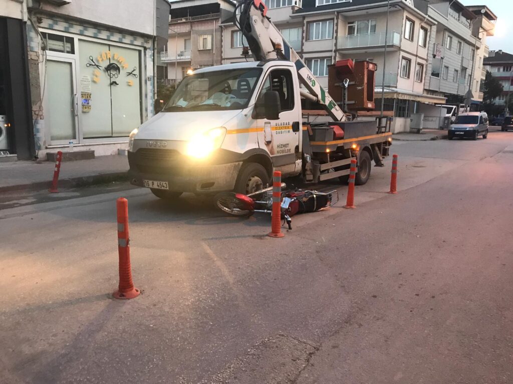 Bursa’da kamyonetle çarpışan motosikletin sürücüsü ağır yaralandı