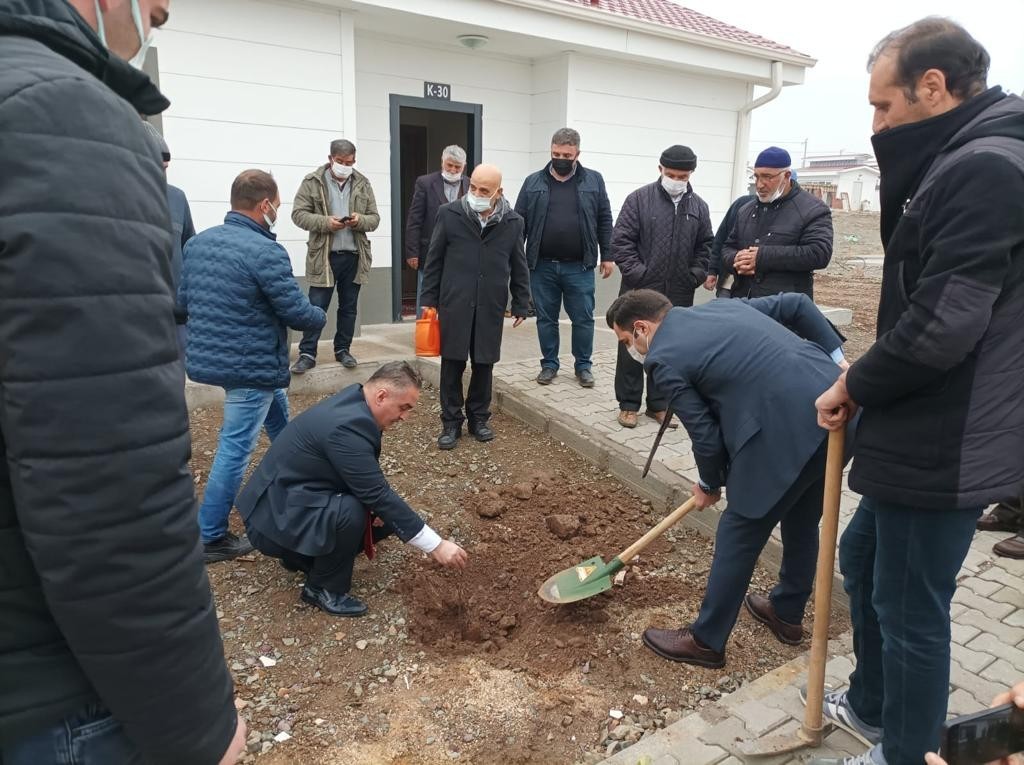 MALATYA – Deprem konutlarının etrafı yeşillendirilmeye başladı