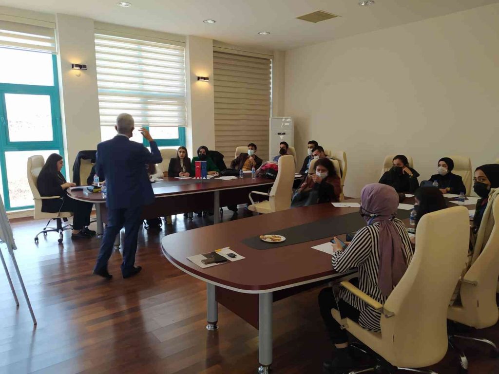 Dicle Üniversitesi Kariyer Merkezi ve AB Bilgi Merkezi iş birliği ile Türkiye Gençlik İklim Forumu düzenlendi