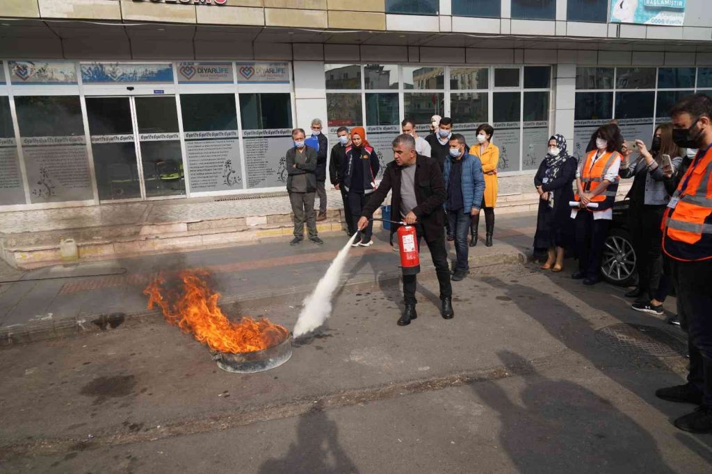 Diyarbakır’da itfaiye ekiplerinden gerçeği aratmayan hastane tatbikatı