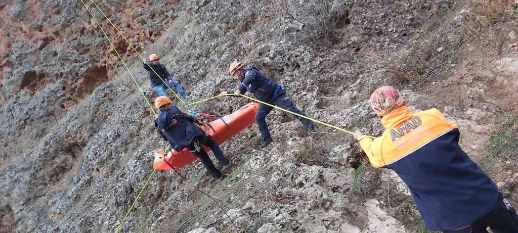 Doğa yürüyüşünde mahsur kalan kadın ip sistemiyle kurtarıldı