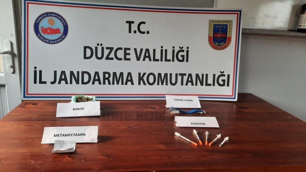Düzce’de çekici üzerindeki arızalı araçta uyuşturucu ele geçirildi: 3 gözaltı