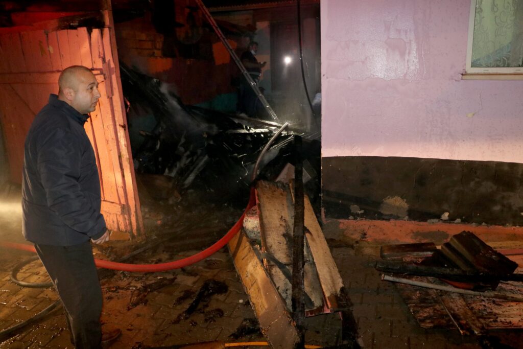 Edirne’de bir evin bahçesinde çıkan ve çevredeki evlere sıçrayan yangın söndürüldü