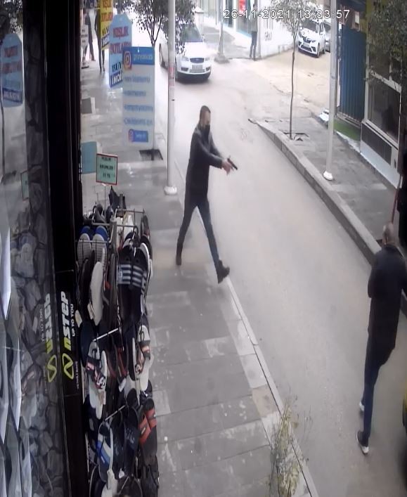 Elazığ’da 2 kişinin yaralandığı silahlı çatışmanın güvenlik kameraları ortaya çıktı