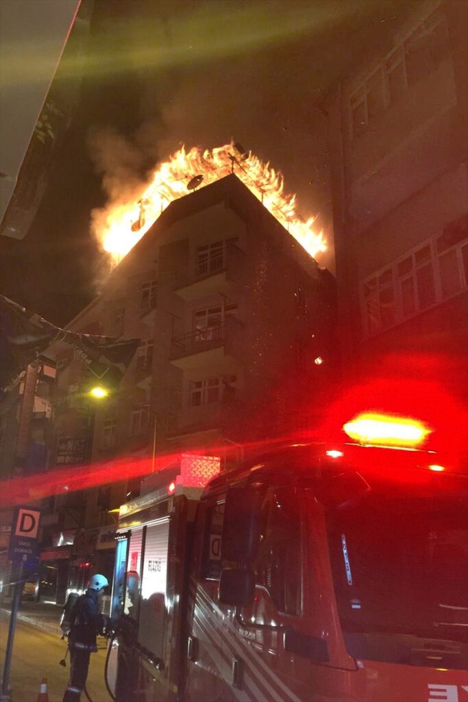 Elazığ’da boş bir binanın çatısında çıkan yangın söndürüldü