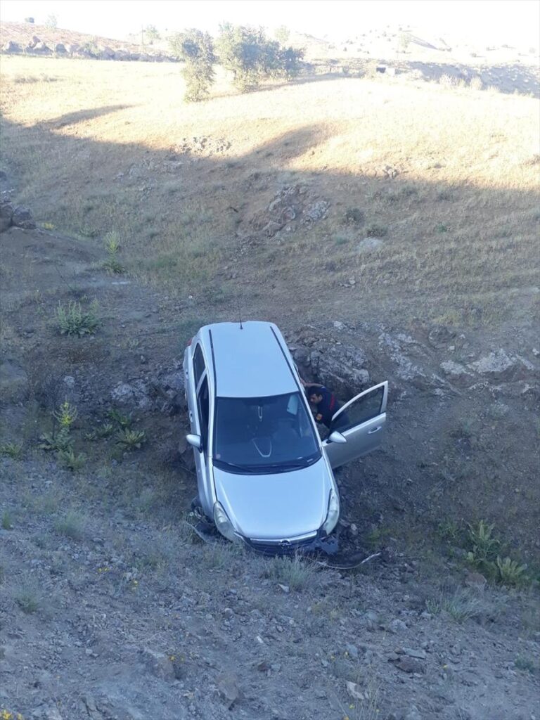 Elazığ’da şarampole devrilen otomobilin sürücüsü yaralandı