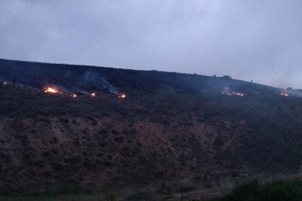 Elazığ’da yıldırım düşmesi sonucu mera alanında yangın çıktı