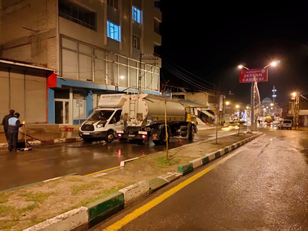 Erciş Belediyesi cadde ve sokaklarda bahar temizliği yaptı