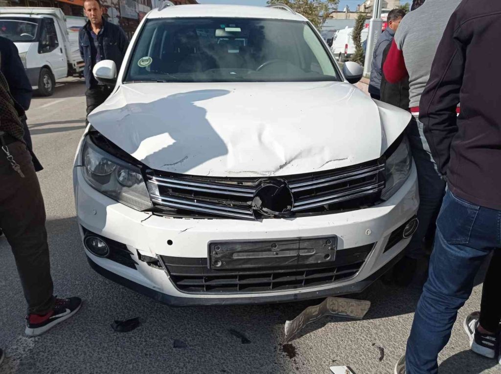 Erciş’te trafik kazası maddi hasara yol açtı