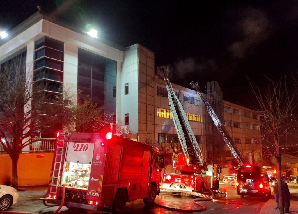 Esenyurt’taki tekstil fabrikasında çıkan yangın söndürüldü