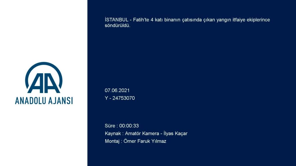 Fatih’te 4 katlı binanın çatısında çıkan yangın söndürüldü