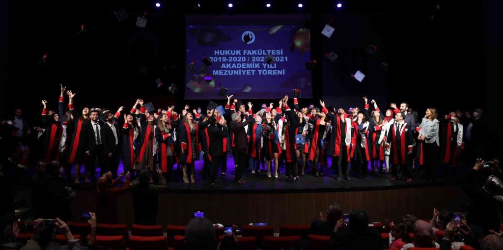 GAZİANTEP – GAÜN Hukuk Fakültesi’nde mezuniyet sevinci