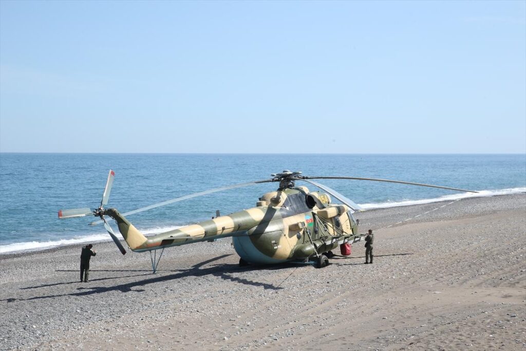 Giresun’da sahile zorunlu iniş yapan Azerbaycan’a ait askeri helikopterdeki arıza giderilmeye çalışılıyor