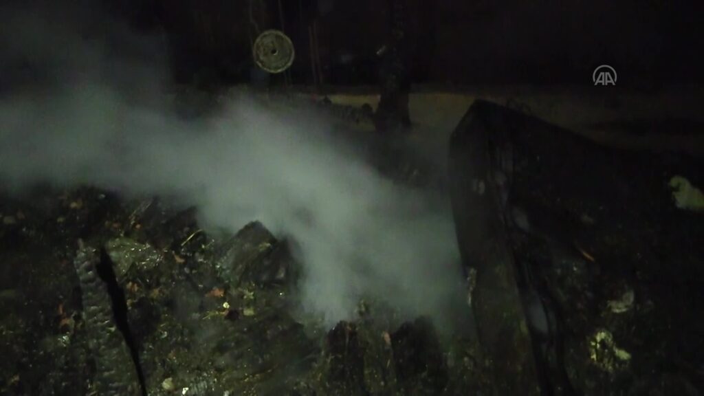 GÜNCELLEME – Kastamonu’da çıkan yangında 6 ev hasar gördü