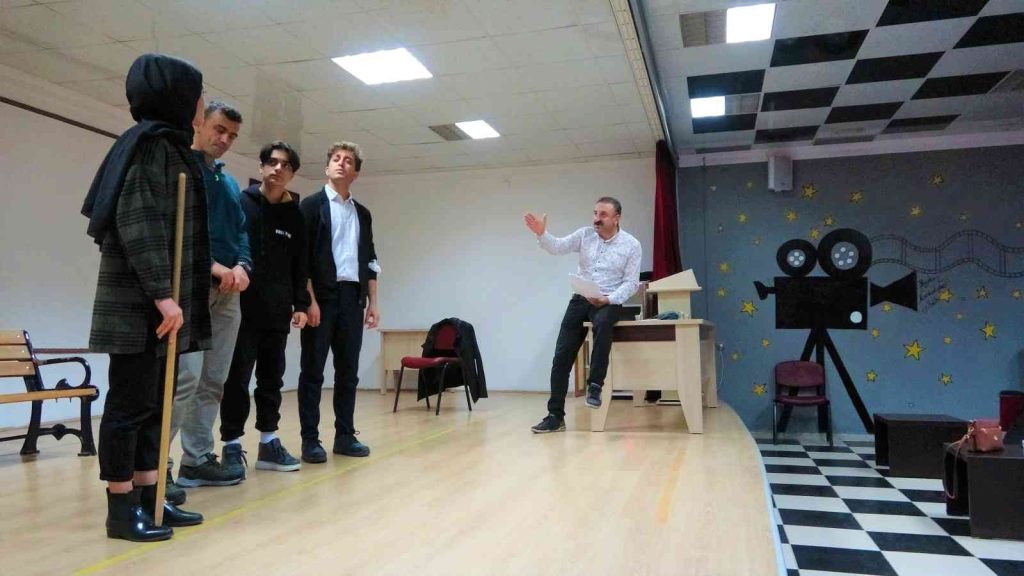 Gece Yönetmen, Gündüz Öğretmen…