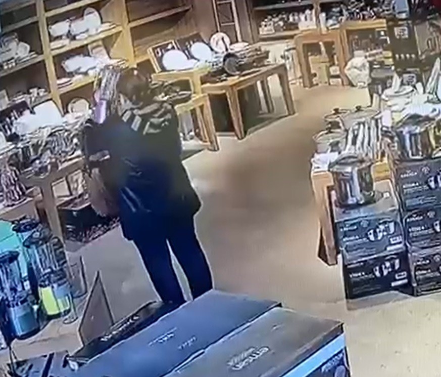 Güvenlik kamerasını görmesine rağmen hırsızlık yapan kadının pişkinliği pes dedirtti