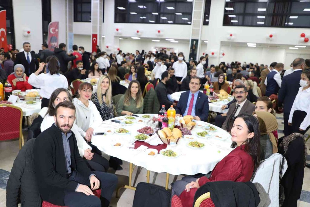 Hakkari’de öğretmenler onuruna yemek