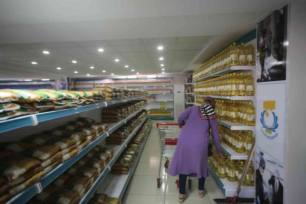 Haliliye’de sosyal market gönüllere dokunuyor