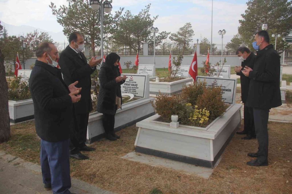 Hayatını kaybeden öğretmen ve şehitler unutulmadı