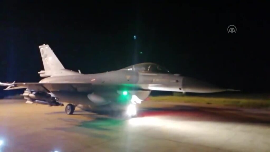 Irak’ın kuzeyindeki Pençe-Şimşek ve Pençe-Yıldırım operasyonlarında terör hedefleri vuruluyor