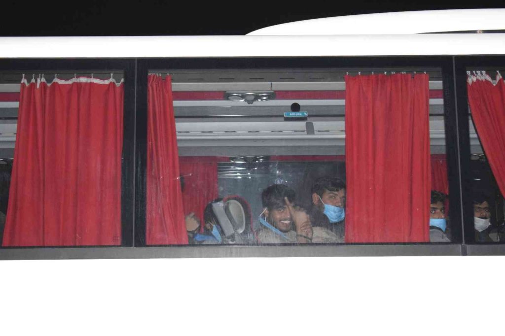 MALATYA – İstanbul’da yakalanan 70 kaçak göçmen Malatya’ya getirildi