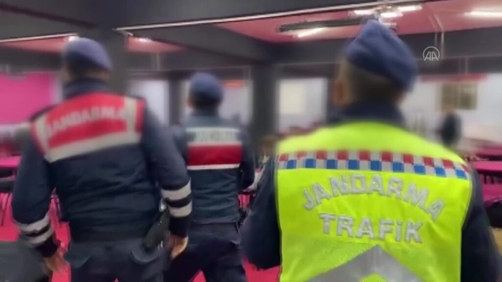 İzmir’de kumar oynayan ve Kovid-19 tedbirlerini ihlal eden 24 kişiye para cezası