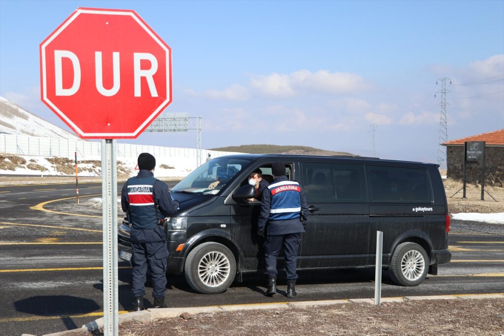 Jandarma, Erciyes Kayak Merkezi yolunda Kovid-19 denetimi yaptı