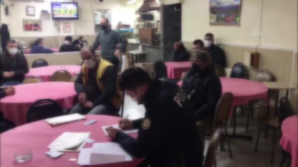 Kağıthane’de kapalı olması gereken kıraathanelerde bulunanlara para cezası