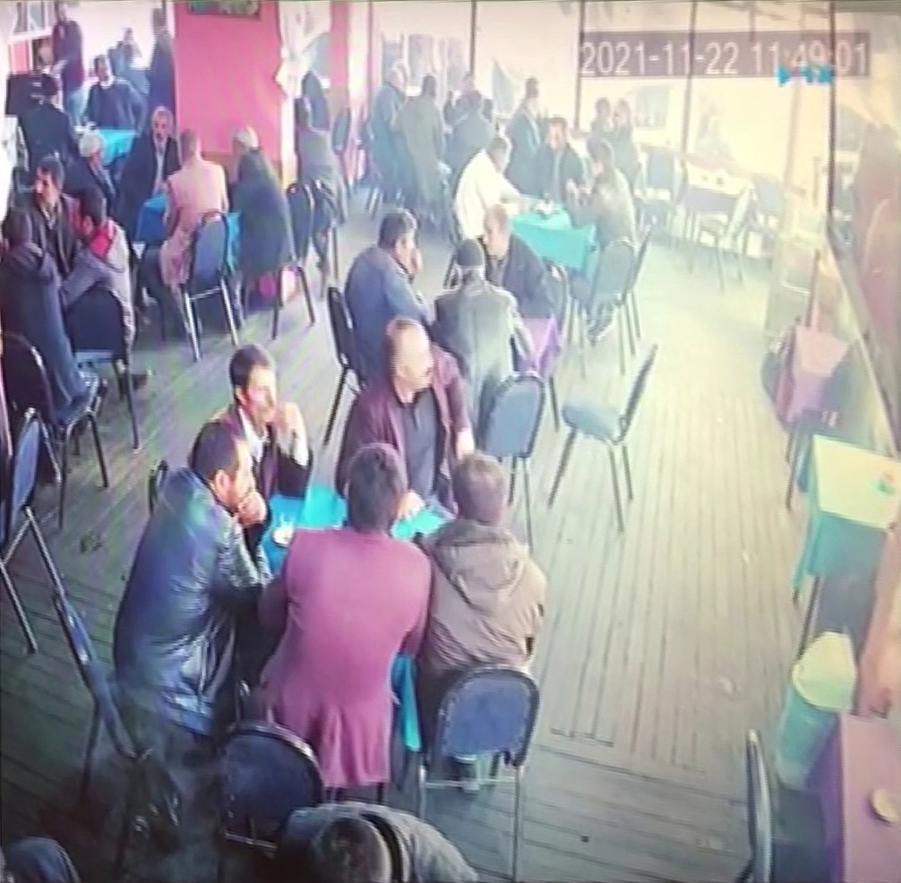 Kahvehanedeki vatandaşların depremden kaçış anı güvenlik kamerasına yansıdı