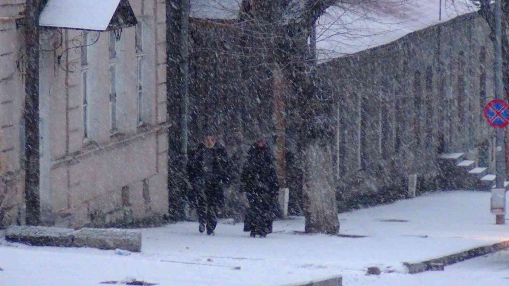 Karslılar güne kar yağışıyla uyandı