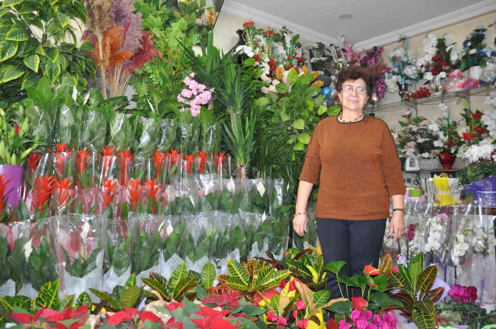 Kars’ta çiçekçiler öğretmenler için hazırlanıyor